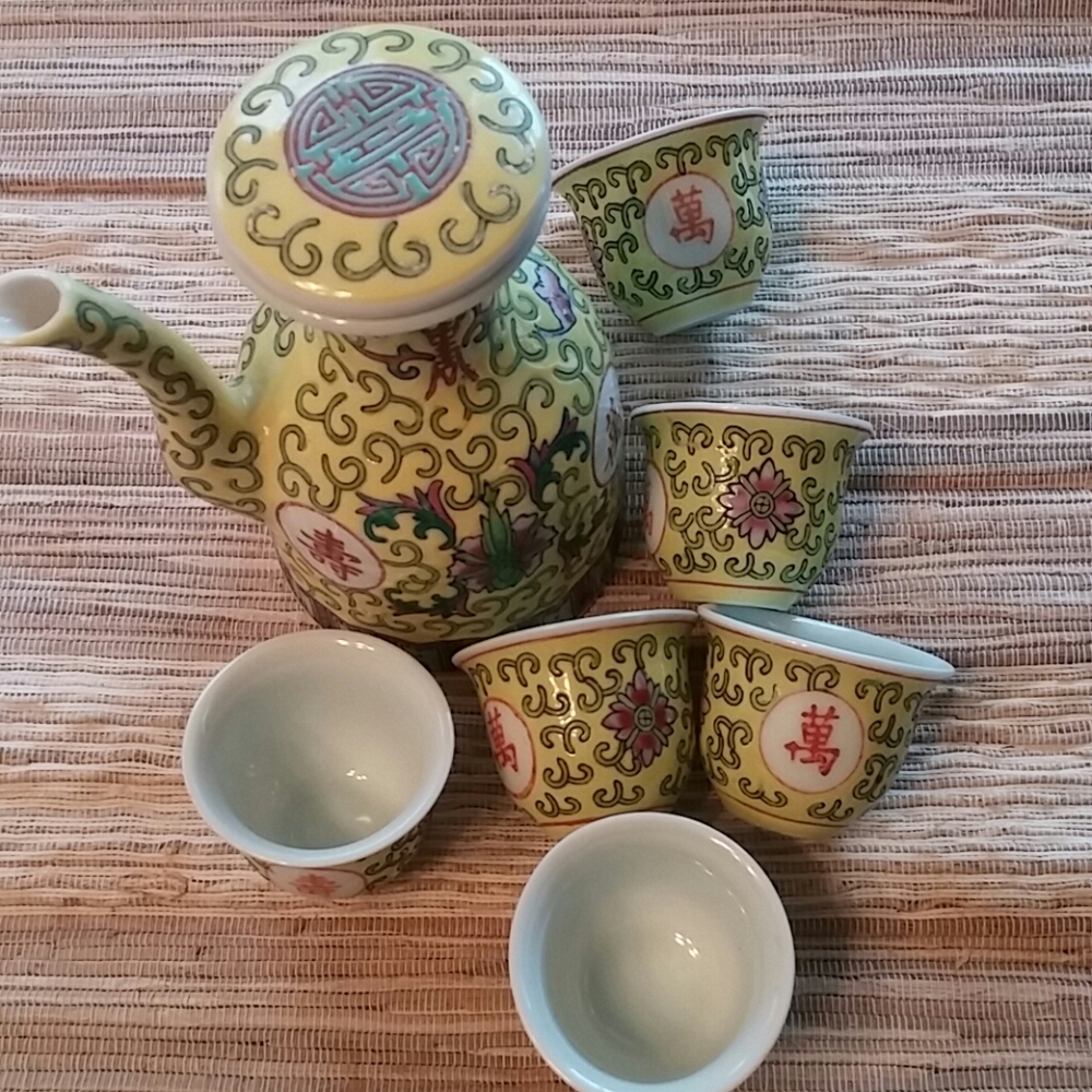 Children's tea set with teapot and 6 cups